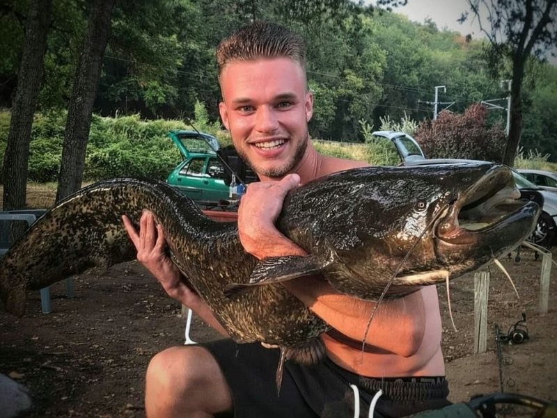 Maxence Chantier tenant un silure glane de 135 cm pris à Chissay-en-Touraine